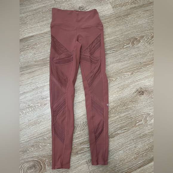 Alo Yoga Ultimate High Waist Leggings in Earth - Picture 2 of 7